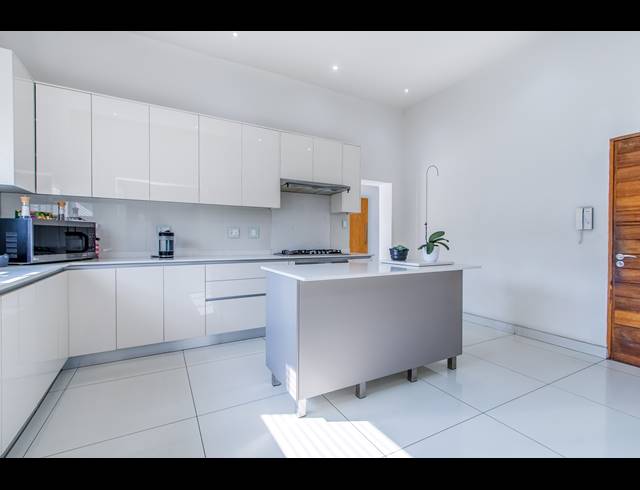 5 BEDROOM HOUSE FOR SALE IN HOUGHTON ESTATE